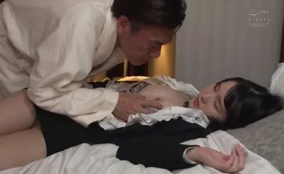 Nữa đêm tiền bối lén quan hệ em thư ký ngủ mê mang vì say khi uống 1 lon bia