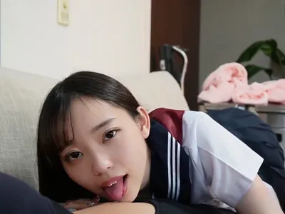 Nữ sinh ngây thơ bị tên ba cóc chọc cục thịt giả vào lồn