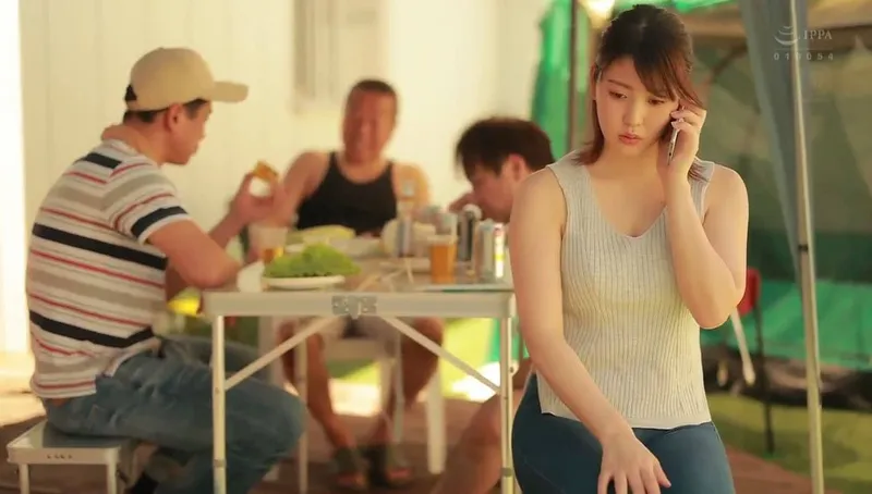 Chồng khờ để bà xã tham gia sự kiện cắm trại với mấy gã nhà cạnh bên và cái kết